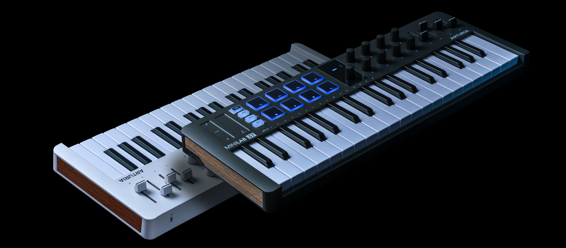 Arturia MiniLab 37 Black & White на чорному фоні